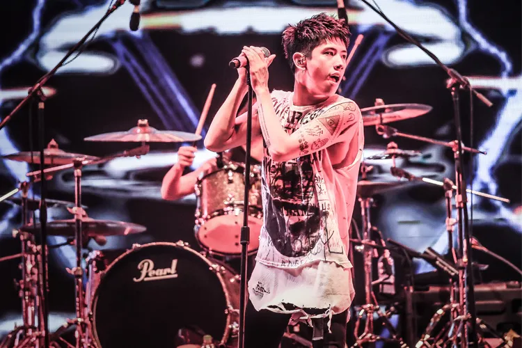 ワンオクTakaにローラも？英語がうますぎる日本の有名人5選！